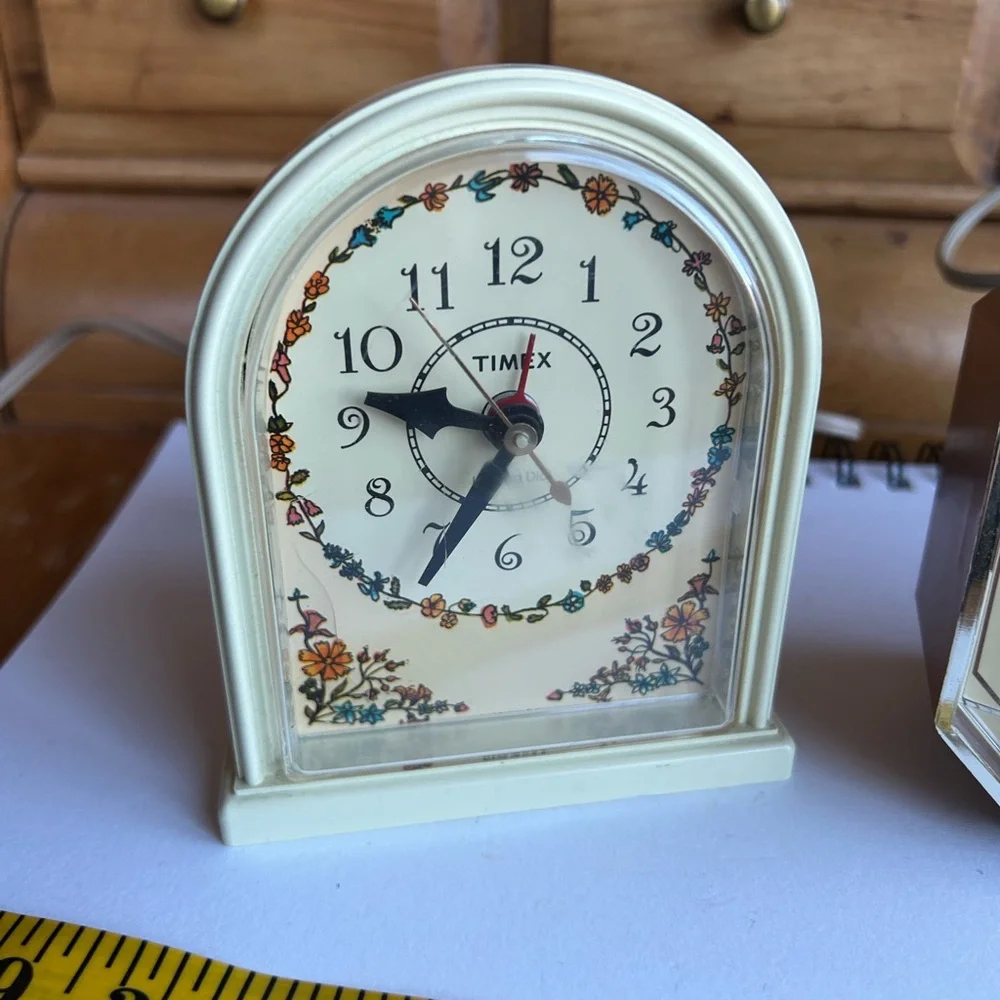 2 VNTG clocks Timex Floral White and Westcloc Dialite Brown they work!